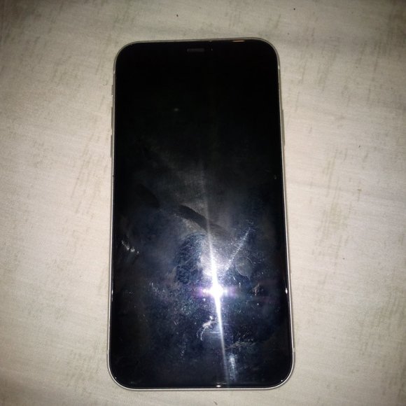 iPhone 11 - Picture 2 of 2